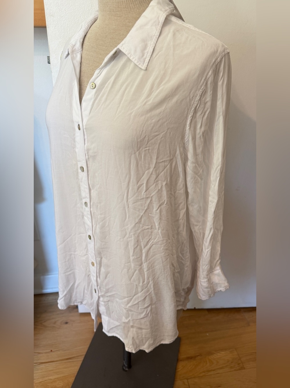 L'AGENCE Lightweight White Button-Down Shirt with Relaxed Silhouette.